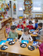 Зверь ушастый, летом серый, а зимой снежно-белый