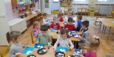 Зверь ушастый, летом серый, а зимой снежно-белый